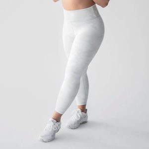 NWOT P’tula Stealth Legging 23” in White Camo